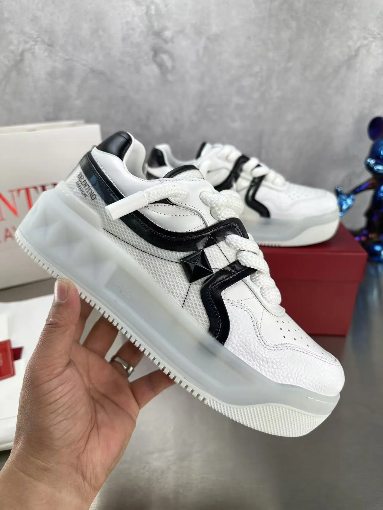 👟👟Ex-factory price 640👟👟 🔺Valentino🔺Valentino new casual shoes 2023 latest model hot style for catwalk couples, thick shoelaces, the same style as Elsa Hosk, Zhang Yixing, Guan Xiaotong and many other stars 🔥 Top version + lasting process, full oil edge on the upper. Fabric: Customized cowhide + cowhide lining with breathable mesh. Outsole: original molded TPU thickened outsole. Size for women is 35-40. Men’s size is 39-45.
